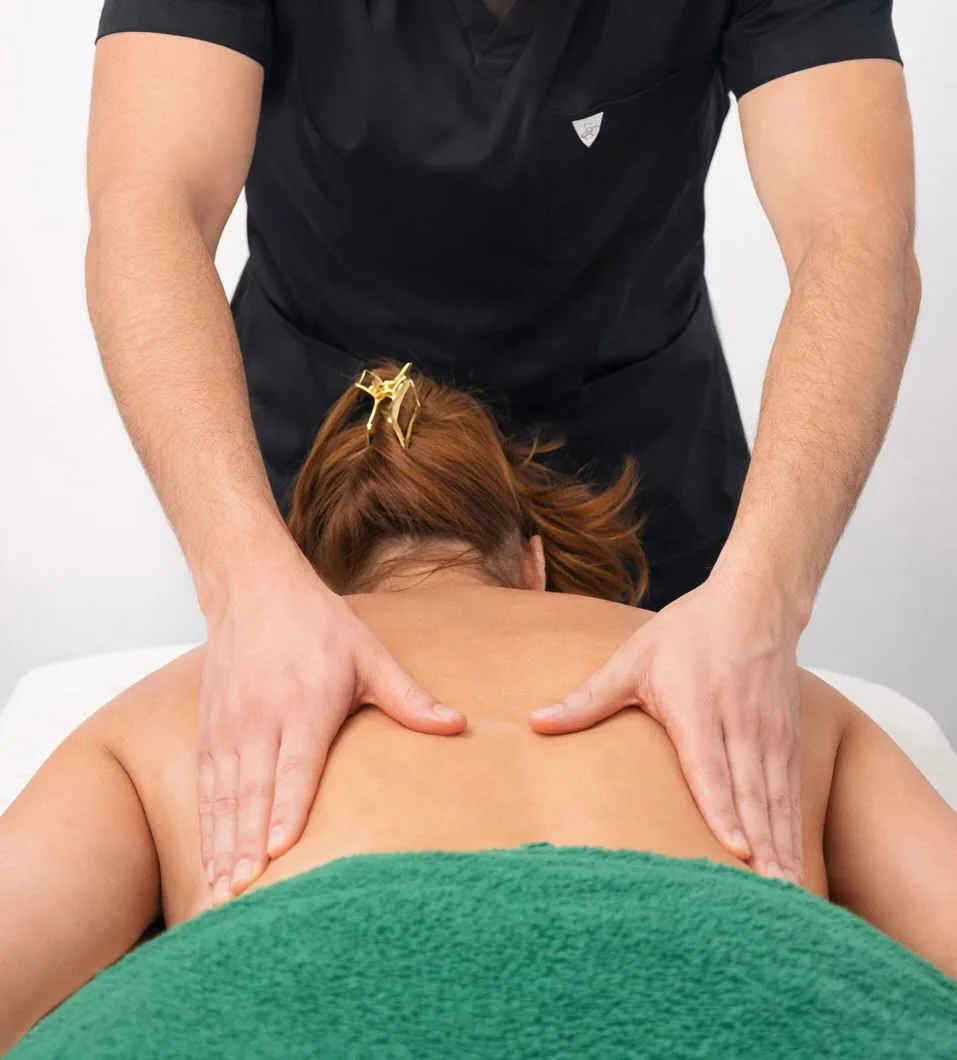 Ședință de masaj terapeutic — terapeut aplicând tehnici de masaj pe zona cervicală la Clinica Medicală TrifMed Fălticeni